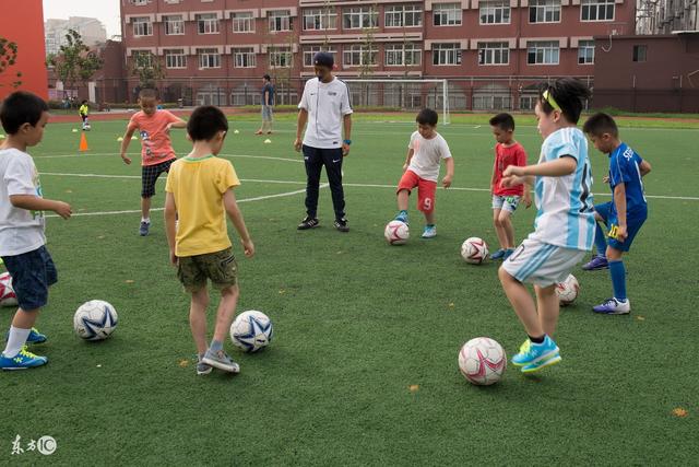 国产奔驰GLE正式登场，内饰设计是否让人失望？
